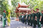 Bộ trưởng Bộ Quốc phòng Phan Văn Giang dâng hương tại tỉnh Thái Nguyên