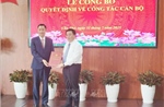 Ủy viên Bộ Chính trị Nguyễn Xuân Thắng trao quyết định về công tác cán bộ