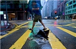 Hong Kong cảnh báo mưa bão ở mức cao nhất