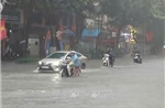 Mưa trắng trời, Hà Nội ngập khắp nơi