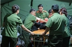 Trạm y tế dã chiến cấp cứu kịp thời một người dân bị ngã, co giật khi chờ xem tổng duyệt