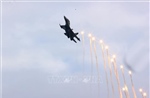 Chiêm ngưỡng tiêm kích Su-30MK2 phun bẫy nhiệt trên bầu trời Hà Nội