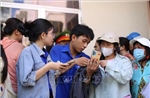 Người dân phấn khởi nhận quà Quốc khánh 2/9