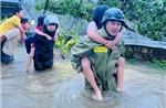 Công an Thanh Hóa xuyên đêm hỗ trợ người dân ứng phó bão số 10