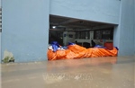 Người dân khu chung cư &#39;rốn&#39; ngập tại Hà Nội linh hoạt ứng phó khi mưa lớn