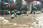 Cảnh sát giao thông Hà Nội bám chốt, hỗ trợ người dân dưới trời mưa lớn