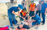 Khẩn trương đưa ngư dân bị bệnh nặng trên biển vào bờ cấp cứu