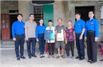 Thăm, tặng quà người dân và thanh thiếu nhi Hà Tĩnh bị ảnh hưởng bởi bão số 10