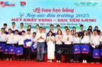 Trao 111 suất học bổng cho tân sinh viên có hoàn cảnh khó khăn