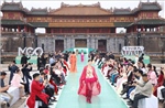 Trình diễn thời trang &#39;Hello Cosmo From Vietnam&#39; mở màn hành trình Hoa hậu Hoàn vũ 2025