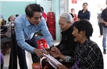 Gặp mặt và thăm hỏi, tặng quà nhân dịp Tết Nguyên đán
