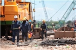 Nắng như đổ lửa, nhịp sống Hà Nội vẫn không ngừng chuyển động