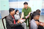 Tuyên truyền vận động người dân giao nộp vũ khí, vật liệu nổ, ngư cụ cấm