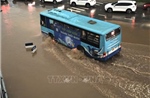 Giờ tan tầm mưa to, một số tuyến phố Hà Nội ngập úng