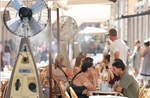 Kỳ nghỉ Hè không còn đủ để giúp người Italy tái tạo năng lượng