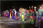 Nghệ An: Hàng nghìn người dân đội mưa hòa mình vào lễ hội Carnival rực rỡ sắc màu