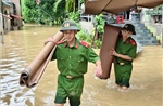 Hàng trăm cán bộ, chiến sĩ hỗ trợ người dân Bắc Ninh di dời ứng phó bão số 4