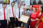 Trao Huy hiệu 80 năm tuổi Đảng cho cán bộ lão thành 103 tuổi