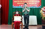 Đại tướng Lương Tam Quang trao tặng Huy hiệu cho đảng viên 80 năm tuổi Đảng