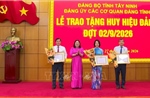 Dấu son cống hiến qua những Huy hiệu Đảng
