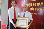 Trao Huy hiệu 80 năm tuổi Đảng cho hai đảng viên lão thành tại Vĩnh Long