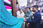 Phu nhân Tổng Bí thư, Chủ tịch nước Tô Lâm và Phu nhân Tổng thống Myanmar tham quan làng lụa Vạn Phúc