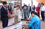 Phu nhân Tổng Bí thư, Chủ tịch nước Tô Lâm và Phu nhân Tổng thống Myanmar thăm làng lụa Vạn Phúc