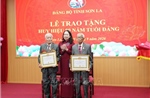 Phó Chủ tịch nước Võ Thị Ánh Xuân trao tặng Huy hiệu 80 năm tuổi Đảng tại Sơn La