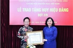 Trao Huy hiệu 45 năm tuổi Đảng tặng Giáo sư, Tiến sĩ Nguyễn Thị Doan