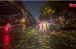 Cảnh sát giao thông Hà Nội tham gia khắc phục hậu quả mưa lớn