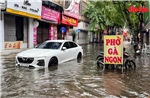 Hà Nội ngập sâu, ùn tắc nghiêm trọng nhiều tuyến phố sau trận mưa rất lớn đầu giờ sáng