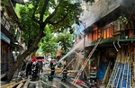 Dập tắt đám cháy tại quán cà phê trên phố cổ Hà Nội