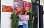 Hà Nội: Tặng hoa chúc mừng 5 công dân đầu tiên làm thủ tục cấp căn cước mới