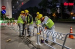 Hà Nội xuyên đêm dựng rào phân làn cứng tách riêng ô tô - xe máy