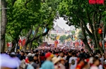 Phố đi bộ Hồ Gươm rợp cờ hoa, rợp người trong ngày nghỉ lễ 1/9