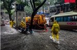 Công nhân thoát nước Hà Nội căng mình ứng trực tại 82 điểm ngập úng trong bão số 10