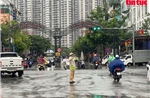Cảnh sát giao thông Hà Nội &#39;căng mình&#39; toàn tuyến hỗ trợ người dân trong mưa ngập