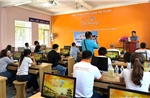 Doanh nhân TP Hồ Chí Minh tặng quà cho học sinh nghèo Đồng Tháp và An Giang