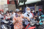 TP Hồ Chí Minh: Phụ huynh hồi hộp đợi con trước cổng trường thi