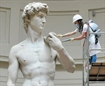Cận cảnh quy trình làm sạch tượng David của nhà điêu khắc Michelangelo