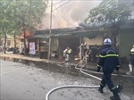 Kịp thời dập tắt đám cháy ki ốt trên đường Phạm Văn Đồng (Hà Nội)