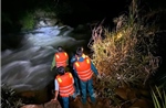 Kịp thời cứu 5 thanh niên mắc kẹt giữa sông khi thủy điện xả lũ không báo trước