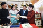 Thủ tướng Phạm Minh Chính và Thủ tướng Thái Lan thưởng lãm các sản phẩm thủ công Việt Nam