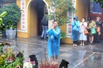 Đội mưa lên chùa cúng lễ Vu Lan