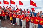 Du khách hào hứng và tự hào tham dự lễ thượng cờ trên đỉnh Fansipan dịp nghỉ lễ 30/4 - 1/5