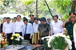 Thủ tướng dâng hương tri ân các Anh hùng liệt sĩ và thăm cựu tù tại Côn Đảo