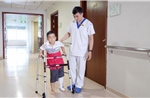 Vinmec lần đầu thay toàn bộ xương đùi cho bệnh nhi ung thư nhỏ tuổi nhất thế giới
