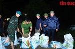 Người dân ‘rốn lũ’ Hà Nội hối hả ‘be bờ đắp đập’, ngăn nước tràn đê sông Bùi