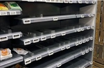 Siêu thị ở Hong Kong hết sạch hàng hóa trước cơn bão mạnh nhất năm