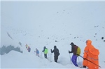 Hơn 350 người được cứu, hàng trăm người vẫn mắc kẹt trên Everest trong bão tuyết